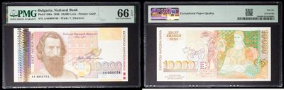 trois types différents de billets de banque exposés dans une vitrine