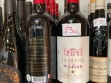 plusieurs bouteilles de vin sont alignées sur une table