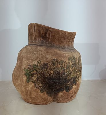 Important vase en terre cuite figurant des fesses et sexe fé…