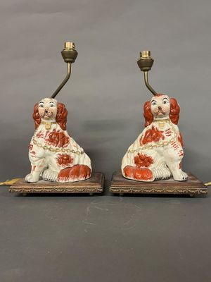 paire de chiens en porcelaine anglaise du XIXe siècle sur socles en marbre