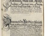 un vieux livre sur lequel figurent des inscriptions et l'image d'un oiseau