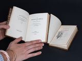 une personne qui tient un livre dans ses mains