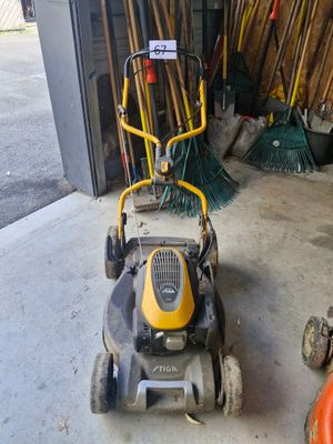 une tondeuse à gazon garée dans un garage