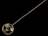 Gros plan sur une broche en or et diamants