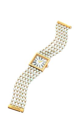une montre pour femme avec un bracelet blanc et or