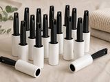 tout un tas de stylos posés sur un lit