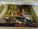 un tiroir rempli d'ustensiles et d'outils de cuisine