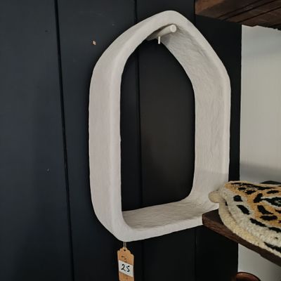 une étagère blanche sur laquelle est posée une couverture à imprimé léopard
