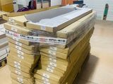 une grande pile de cartons posée sur une palette dans un entrepôt