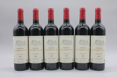 six bouteilles de vin rouge sont alignées
