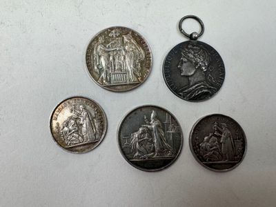 quatre types de pièces différents sont présentés sur une surface blanche