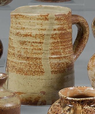de nombreux types de vases exposés dans une vitrine