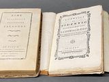 trois vieux livres empilés les uns sur les autres sur une table