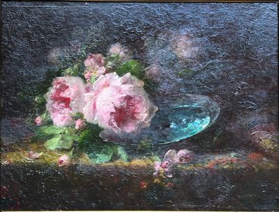 un tableau représentant des fleurs roses dans un bol en verre posé sur une table