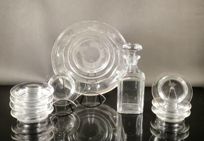 de nombreux objets en verre posés sur une table