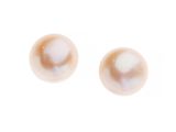 deux perles blanches sur une surface blanche, avec un fond blanc