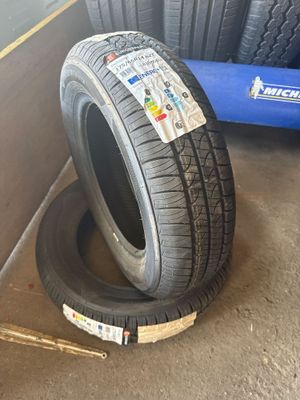 un pneu posé par terre à côté d'une boîte bleue recouverte d'autocollants