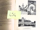 un livre ouvert sur lequel figurent des images d'une église et un post-it