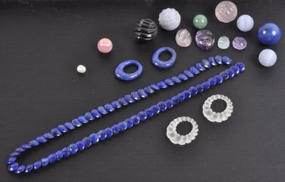 Lot comprenant : Un collier sur fil de disques et de créoles…
