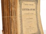 plusieurs vieux livres empilés sur une table