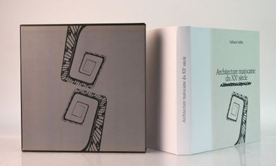 deux livres posés côte à côte sur une table