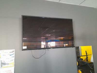 une télévision à écran plat accrochée au mur dans une pièce