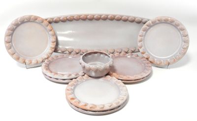 un ensemble d'assiettes et de bols posés sur une table