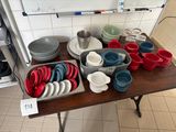 de nombreux bols et casseroles posés sur une table dans la cuisine