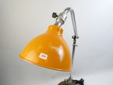 une lampe orange posée sur une table