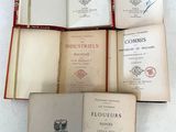 plusieurs vieux livres posés les uns sur les autres sur une table