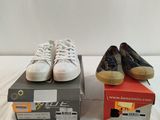 deux paires de chaussures posées sur une boîte