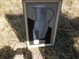 une photo d'un tableau représentant un vase posé par terre
