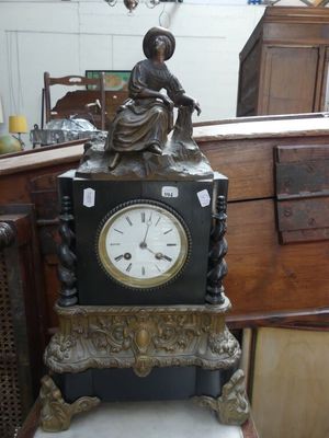 Pendule romantique borne en régule et bois noirci sommée d'u…