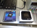 deux appareils électroniques posés sur une table