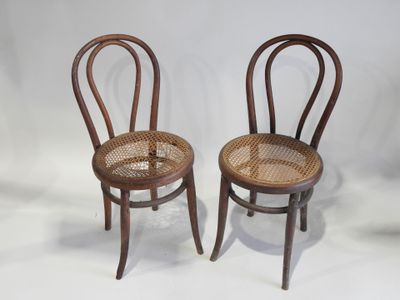paire de chaises anciennes aux dossiers courbés, avec dossier en rotin
