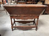 une table en bois avec un plateau sculpté dans un magasin