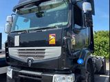 un camion noir garé dans un parking