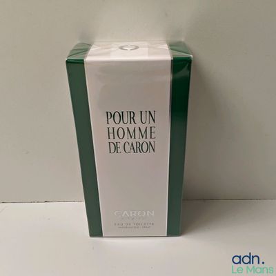une photo d'un coffret de parfum posé sur une table