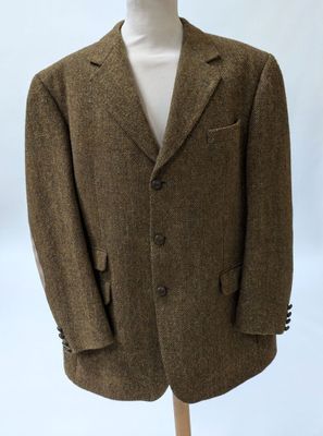 une image d'un costume sur un mannequin