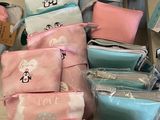 un grand nombre de sacs posés sur une table