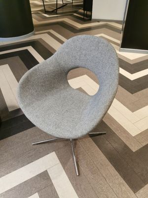 une chaise posée sur le sol de la pièce