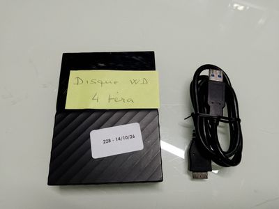 un disque dur externe muni d'un câble USB