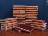 plusieurs vieux livres empilés sur une table
