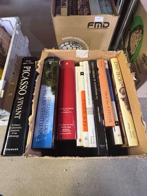 un grand nombre de livres qui se trouvent dans une boîte