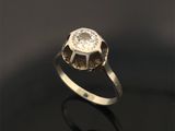 gros plan d'une bague en diamant sur une surface noire