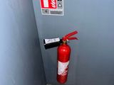un extincteur dans un coin de la salle de bains