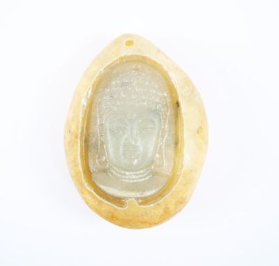 un gros plan d'un objet en pierre sur lequel est représenté un visage