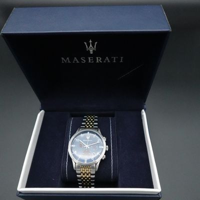 une montre dans une boîte contenant une montre