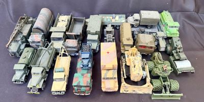 beaucoup de véhicules militaires et de camions miniatures posés sur une table