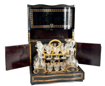 un coffret en bois contenant un service de verres